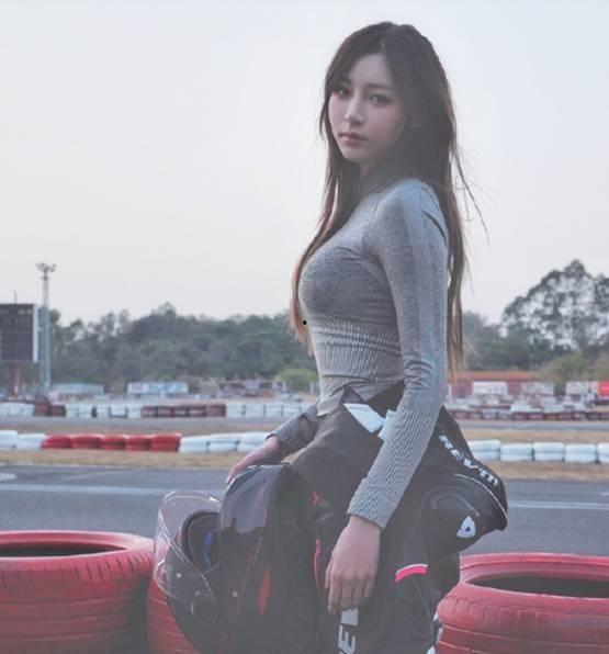 机车女网红摔跤视频,网络热议背后的安全警示