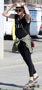 明星杰克搭配哪个滑板,滑板搭配演绎时尚潮流